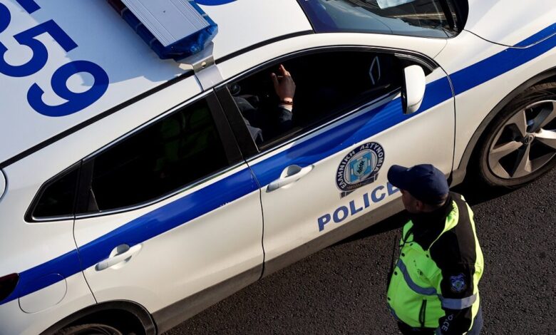 Εξάρχεια:-Αστυνομικοί-μοίρασαν-φυλλάδια-για-τις-απάτες-εναντίον-των-ηλικιωμένων