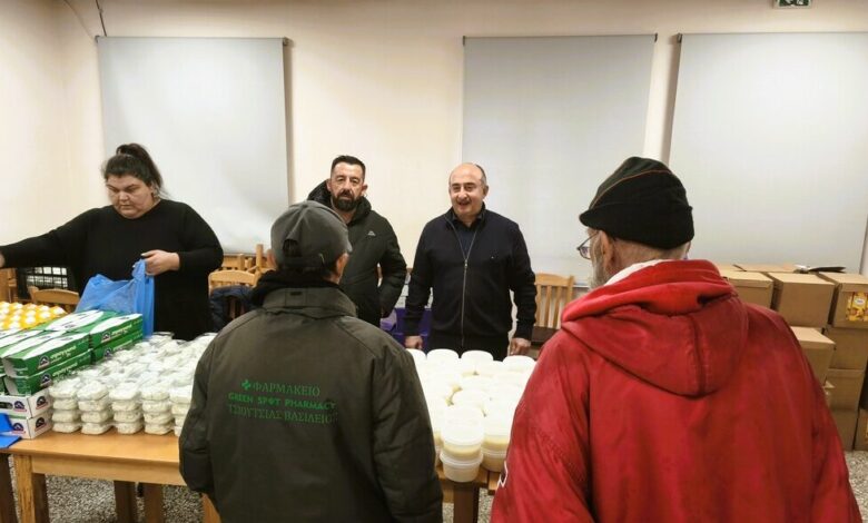 Χριστουγεννιάτικη-προσφορά-φαγητού-από-το-Κοινωνικό-Εστιατόριο