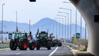 Μπλόκα-αγροτών:-Κορυφώνεται-η-έξοδος-εν-μέσω-κινητοποιήσεων-–-Τα-σημεία-που-άνοιξαν-για-να-διευκολυνθούν-οι-ταξιδιώτες-των-Χριστουγέννων