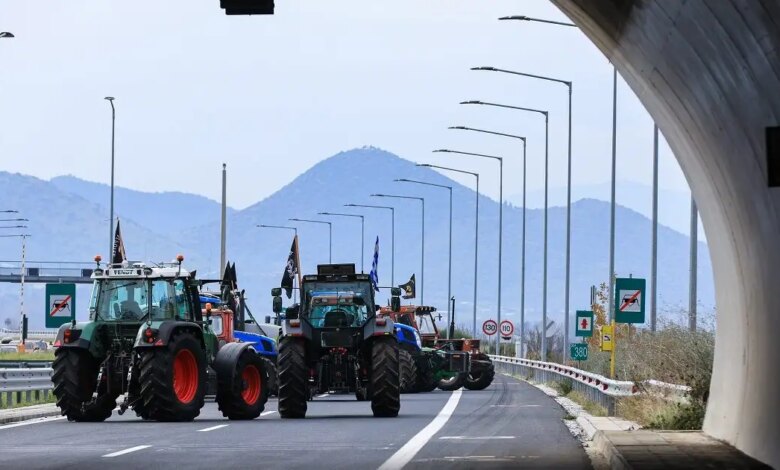Μπλόκα-αγροτών:-Κορυφώνεται-η-έξοδος-εν-μέσω-κινητοποιήσεων-–-Τα-σημεία-που-άνοιξαν-για-να-διευκολυνθούν-οι-ταξιδιώτες-των-Χριστουγέννων