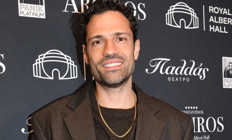 Κωνσταντίνος-Αργυρός:-«Υπάρχουν-στιγμές-που-ο-γιος-μου-ακούει-κάποιο-τραγούδι-μου-και-λέει-“μπαμπά”»