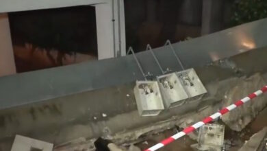 Κακοκαιρία:-Εικόνες-καταστροφής-στον-Άλιμο-–-Διαλύθηκε-πρόσοψη-πολυκατοικίας-και-άνδρας-ανέβηκε-στον-«ουρανό»-αυτοκινήτου