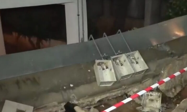 Κακοκαιρία:-Εικόνες-καταστροφής-στον-Άλιμο-–-Διαλύθηκε-πρόσοψη-πολυκατοικίας-και-άνδρας-ανέβηκε-στον-«ουρανό»-αυτοκινήτου