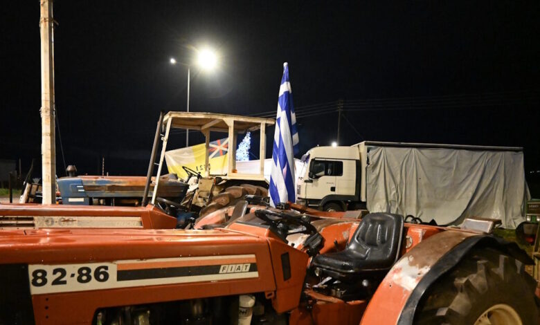 Μπλόκα-αγροτών:-«Εκεχειρία»-για-τις-γιορτές-και-μετά-πάλι-αποκλεισμοί-δρόμων-–-Με-χαμηλές-ταχύτητες-η-έξοδος-των-Χριστουγέννων