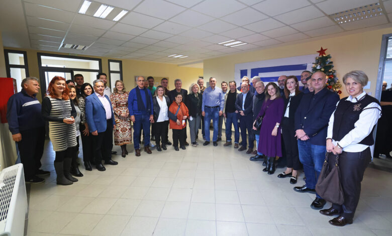 Χριστουγεννιάτικα-κάλαντα-και-ευχές-στο-γραφείο-του-Δημήτρη-Κουρέτα