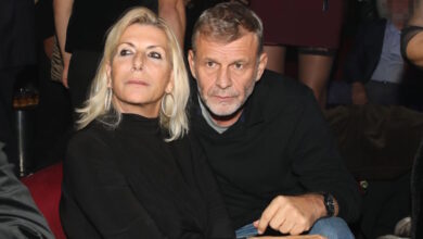 Ο-Απόστολος-Γκλέτσος-διασκέδασε-με-τη-σύντροφό-του,-Ιζαμπέλα-Αρβανιτη,-στον-Αντώνη-Ρέμο