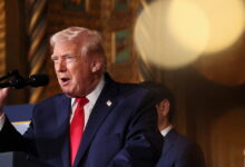 Ο-Ντόναλντ-Τραμπ-κινείται-ξανά-κατά-των-«late-shows»-–-«Πρέπει-να-βάλετε-τώρα-για-ύπνο-τον-Στίβεν-Κολμπέρτ»