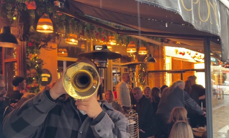 Η-βροχή-«πάγωσε»-τη-γιορτινή-Θεσσαλονίκη-–-Παραμονή-Χριστουγέννων-με-ομπρέλες-σε-Λαδάδικα-και-Τσιμισκή