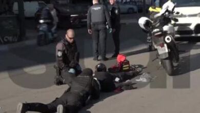 Πατησίων:-Αστυνομικός-«ξάπλωσε»-πλάι-σε-τραυματία-τροχαίου-για-να-τον-σώσει-–-Παραλίγο-να-τον-χτυπήσει-μπετονιέρα