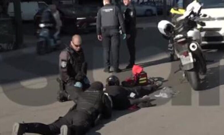 Πατησίων:-Αστυνομικός-«ξάπλωσε»-πλάι-σε-τραυματία-τροχαίου-για-να-τον-σώσει-–-Παραλίγο-να-τον-χτυπήσει-μπετονιέρα