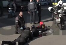 Πατησίων:-Αστυνομικός-«ξάπλωσε»-πλάι-σε-τραυματία-τροχαίου-για-να-τον-σώσει-–-Παραλίγο-να-τον-χτυπήσει-μπετονιέρα