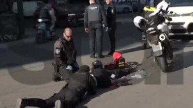 Πατησίων:-Αστυνομικός-«ξάπλωσε»-πλάι-σε-τραυματία-τροχαίου-για-να-τον-σώσει-–-Παραλίγο-να-τον-χτυπήσει-μπετονιέρα
