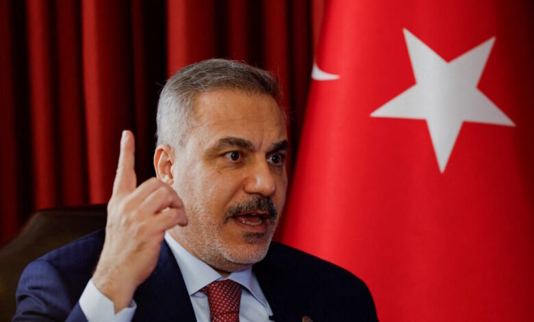 Συρία:-«Έκοψαν»-τον-Χακάν-Φιντάν-την-ώρα-συνέντευξης-Τύπου-–-Η-Συρία-απολογήθηκε-για-την-γκάφα