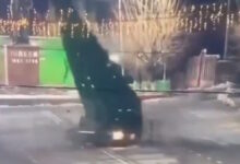 Καζακστάν:-Η-στιγμή-που-επικίνδυνος-οδηγός-χάνει-τον-έλεγχο-ενός-lada-και-«κατεδαφίζει»-χριστουγεννιάτικο-δέντρο