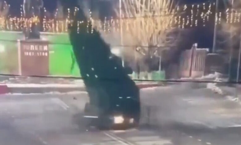 Καζακστάν:-Η-στιγμή-που-επικίνδυνος-οδηγός-χάνει-τον-έλεγχο-ενός-lada-και-«κατεδαφίζει»-χριστουγεννιάτικο-δέντρο