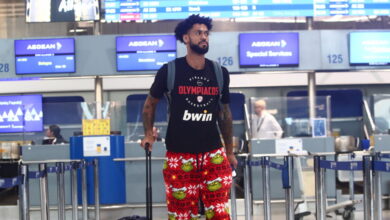 Ο-Τάιτερ-Ντόρσεϊ-έφτασε-στο-αεροδρόμιο-φορώντας-παντελόνι-με-τον-grinch-και-έκλεψε-τις-εντυπώσεις