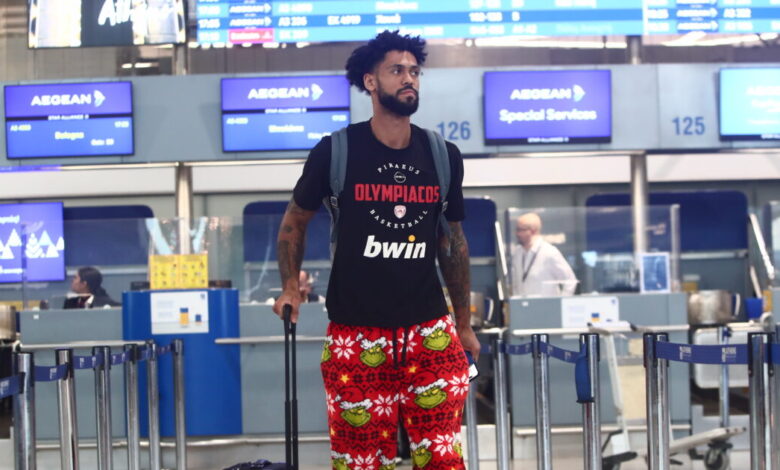 Ο-Τάιτερ-Ντόρσεϊ-έφτασε-στο-αεροδρόμιο-φορώντας-παντελόνι-με-τον-grinch-και-έκλεψε-τις-εντυπώσεις