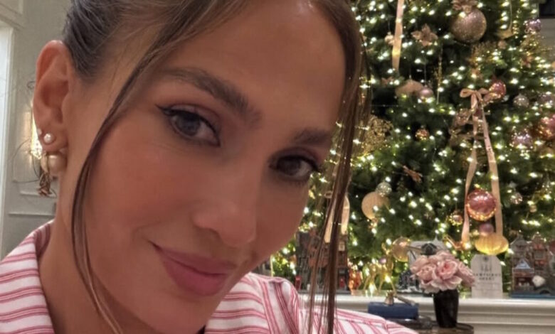 Η-Τζένιφερ-Λόπεζ-έκανε-χριστουγεννιάτικο-πάρτι-στο-σπίτι-της-με-dress-code-ασορτί-πιτζάμες
