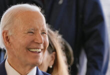 Ο-Τζο-Μπάιντεν-ανέβασε-μία-οικογενειακή-φωτογραφία-για-να-ευχηθεί-για-τα-Χριστούγεννα-–-Οι-χρήστες-τον-«έψαχναν»