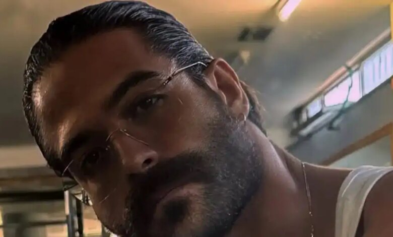 Άρης-Μουγκοπέτρος:-Το-επεισόδιο-που-οδήγησε-στη-σύλληψή-του-για-ενδοοικογενειακή-απειλή-–-Η-γυναίκα-του-«έχει-panic-button-στο-κινητό-της»