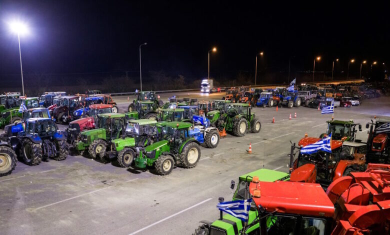 Χριστούγεννα-στα-μπλόκα-οι-αγρότες:-Στην-άκρη-τα-τρακτέρ,-ανοιχτές-οι-λωρίδες-κυκλοφορίας,-νέα-σύσκεψη-έως-την-Κυριακή