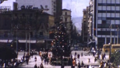 Χριστούγεννα-στην-Αθήνα-της-δεκαετίας-του-1960:-Το-δέντρο-στο-Σύνταγμα-και-οι-στολισμένες-βιτρίνες-σε-ένα-ταξίδι-στον-χρόνο