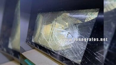 Φθιώτιδα:-Πέταξε-πέτρα-σε-ΑΤΜ-τράπεζας-και-το-έσπασε-–-Φωτογραφίες-από-τον-βανδαλισμό