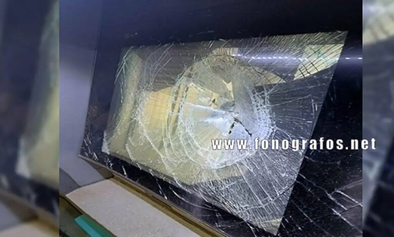 Φθιώτιδα:-Πέταξε-πέτρα-σε-ΑΤΜ-τράπεζας-και-το-έσπασε-–-Φωτογραφίες-από-τον-βανδαλισμό