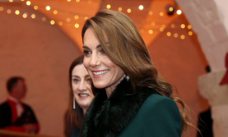 h-Κέιτ-Μίντλετον-με-την-πριγκίπισσα-Σάρλοτ-έπαιξαν-πιάνο-σε-χριστουγεννιάτικη-εκδήλωση