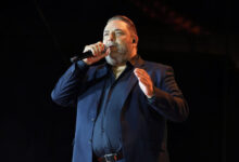 Στέλιος-Διονυσίου:-«Πριν-φύγει-από-τη-ζωή-ο-πατέρας-μου-με-ανέβασε-στην-σκηνή-να-τραγουδήσουμε-και-είδα-πως-δάκρυσε»