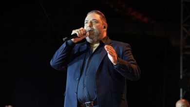 Στέλιος-Διονυσίου:-«Πριν-φύγει-από-τη-ζωή-ο-πατέρας-μου-με-ανέβασε-στην-σκηνή-να-τραγουδήσουμε-και-είδα-πως-δάκρυσε»