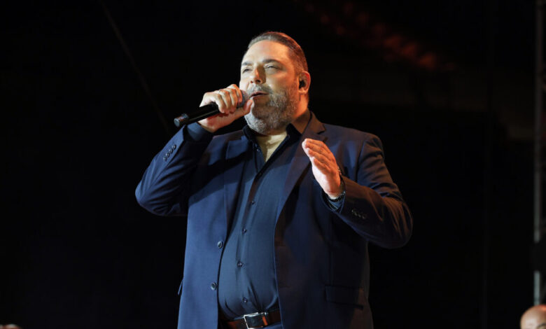 Στέλιος-Διονυσίου:-«Πριν-φύγει-από-τη-ζωή-ο-πατέρας-μου-με-ανέβασε-στην-σκηνή-να-τραγουδήσουμε-και-είδα-πως-δάκρυσε»