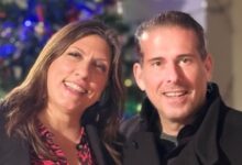 Ζωή-Κωνσταντοπούλου-και-Διαμαντής-Καραναστάσης-σε-χριστουγεννιάτικη-διάθεση-–-Οι-ευχές-κάτω-από-το-στολισμένο-δέντρο