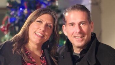 Ζωή-Κωνσταντοπούλου-και-Διαμαντής-Καραναστάσης-σε-χριστουγεννιάτικη-διάθεση-–-Οι-ευχές-κάτω-από-το-στολισμένο-δέντρο