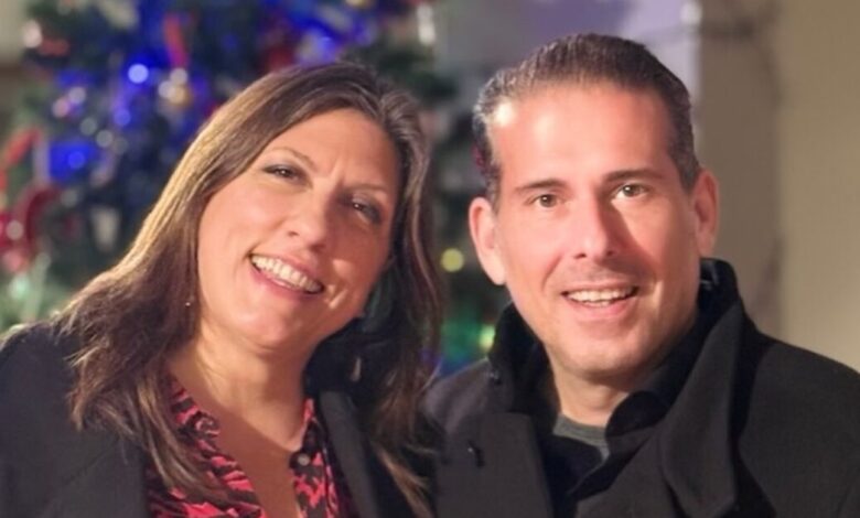 Ζωή-Κωνσταντοπούλου-και-Διαμαντής-Καραναστάσης-σε-χριστουγεννιάτικη-διάθεση-–-Οι-ευχές-κάτω-από-το-στολισμένο-δέντρο