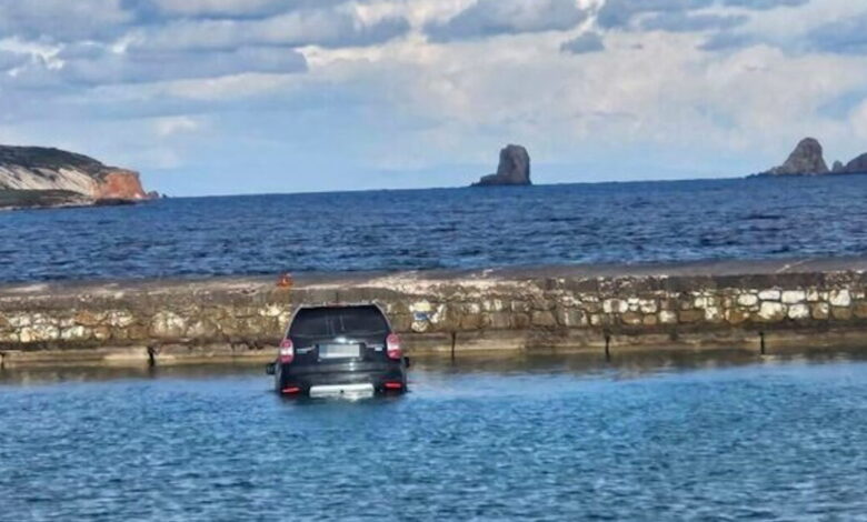 Πάρος:-Αυτοκίνητο-έπεσε-στην-θάλασσα-και-βυθίστηκε-–-Ο-οδηγός-ξέχασε-να-σηκώσει-το-χειρόφρενο