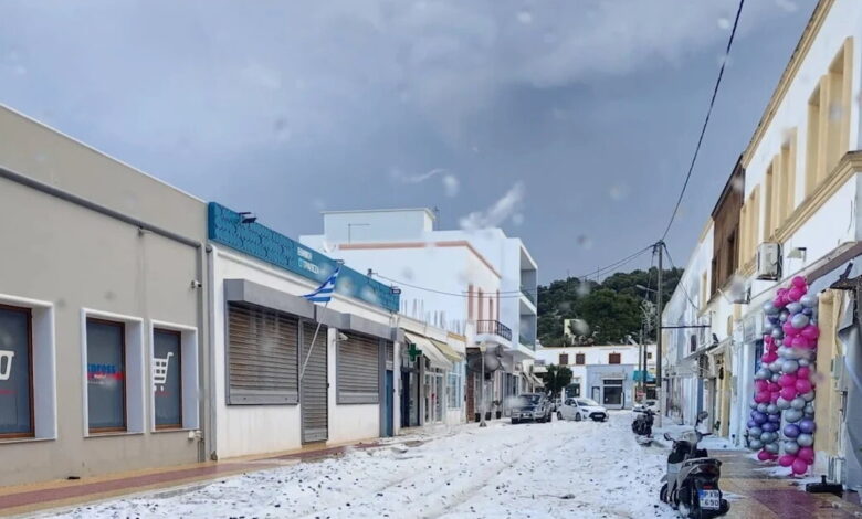 Λέρος:-Σφοδρή-χαλαζόπτωση-«χτύπησε»-το-νησί-–-Δρόμοι-και-αυλές-«ντύθηκαν»-στα-άσπρα