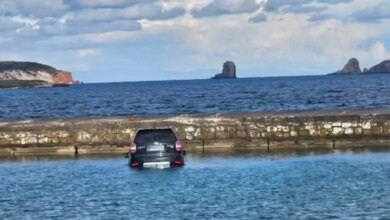 Πάρος:-Αυτοκίνητο-έπεσε-στην-θάλασσα-και-βυθίστηκε-–-Ο-οδηγός-ξέχασε-να-σηκώσει-το-χειρόφρενο