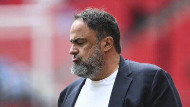 Ο-Βαγγέλης-Μαρινάκης-θα-τιμήσει-τη-μνήμη-του-Τζον-Ρόμπερτσον,-θρύλου-της-Νότιγχαμ-Φόρεστ