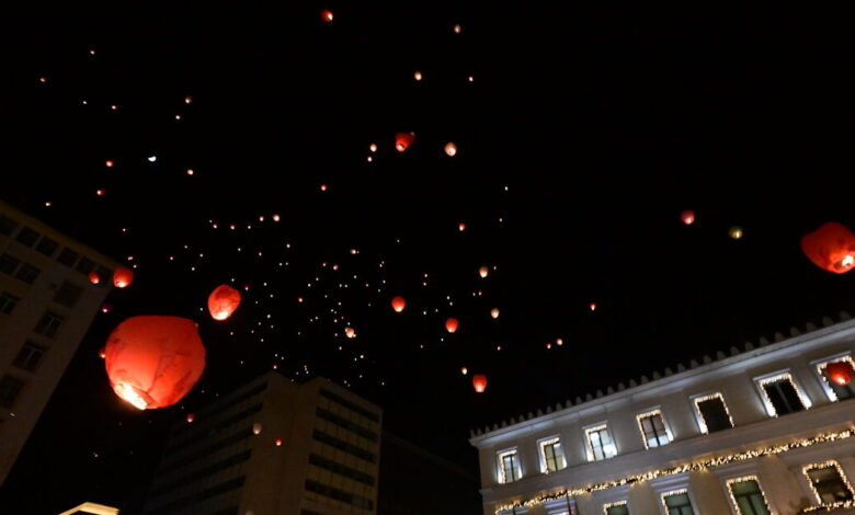 «Νύχτα-των-Ευχών»:-Χιλιάδες-φαναράκια-«φώτισαν»-τον-βραδινό-ουρανό-της-Αθήνας
