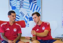 Ο-Ρέτσος-σε-ρόλο-δασκάλου-μαθαίνει-ελληνικά-στον-Τσικίνιο-–-Δείτε-το-απολαυστικό-βίντεο