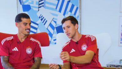 Ο-Ρέτσος-σε-ρόλο-δασκάλου-μαθαίνει-ελληνικά-στον-Τσικίνιο-–-Δείτε-το-απολαυστικό-βίντεο