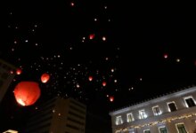 «Νύχτα-των-Ευχών»:-Χιλιάδες-φαναράκια-«φώτισαν»-τον-βραδινό-ουρανό-της-Αθήνας