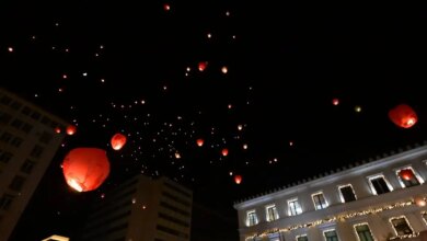 «Νύχτα-των-Ευχών»:-Χιλιάδες-φαναράκια-«φώτισαν»-τον-βραδινό-ουρανό-της-Αθήνας