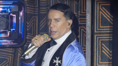 Ο-Γιώργος-Μαζωνάκης-βγήκε-από-το-κέντρο-που-εμφανίζεται-και-χαιρέτησε-τον-κόσμο-που-περίμενε-στην-ουρά