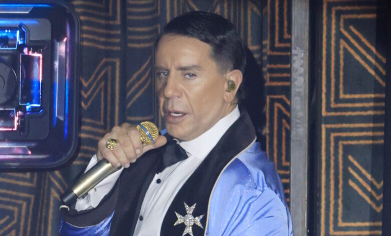 Ο-Γιώργος-Μαζωνάκης-βγήκε-από-το-κέντρο-που-εμφανίζεται-και-χαιρέτησε-τον-κόσμο-που-περίμενε-στην-ουρά