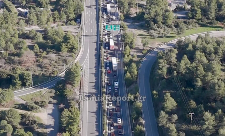 Αμετακίνητοι-στα-μπλόκα-οι-αγρότες:-Ουρές-χιλιομέτρων-στο-Κάστρο-Βοιωτίας-και-στο-Μαρτίνο