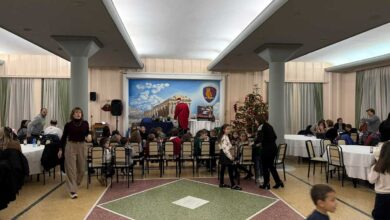 Δώρα-στα-παιδιά-από-τους-συνταξιούχους-αστυνομικούς-Τρικάλων