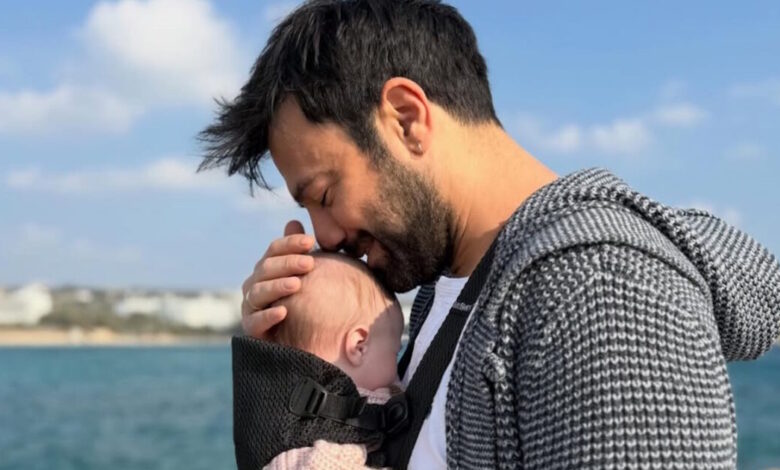 Ο-Αντρέας-Γεωργίου-έκανε-μία-ηλιόλουστη-βόλτα-στη-θάλασσα-με-την-τεσσάρων-μηνών-κορούλα-του