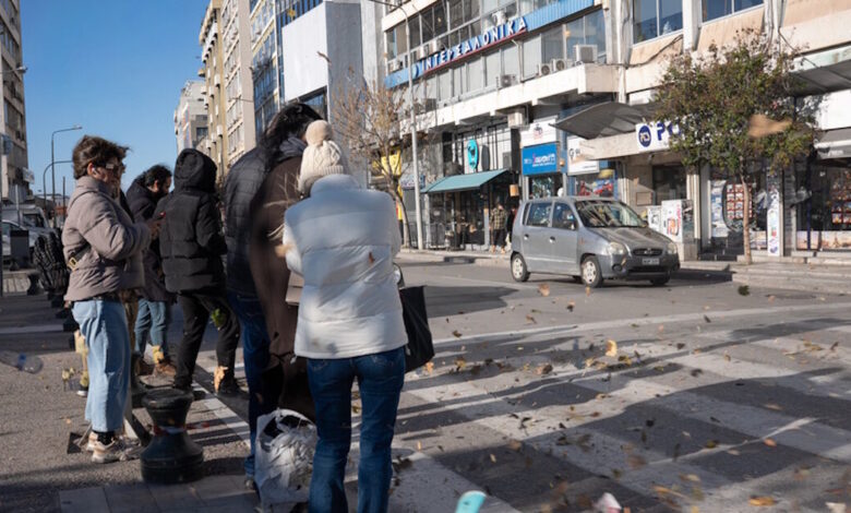 Καιρός-–-Θεσσαλονίκη:-Θυελλώδεις-άνεμοι-ξερίζωσαν-δέντρα-και-πινακίδες-–-Κινδύνεψαν-οδηγοί-αυτοκινήτων-και-μηχανών
